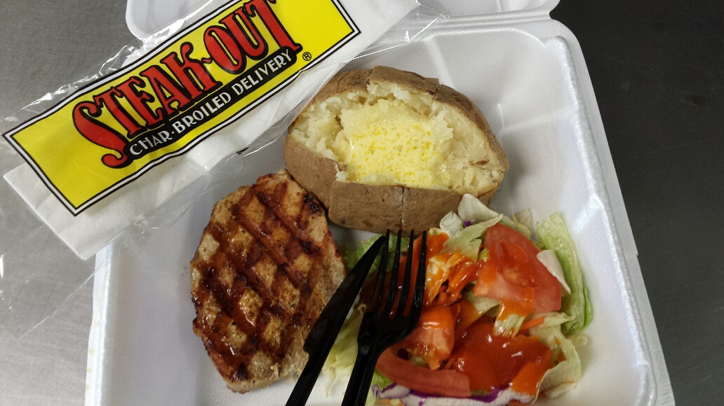 SteakOutUSA's tweet image. We're the #deliveryexperts. From the menu items we sell to the packaging we use, no one does it better. steakoutdelivers.com #porkchop