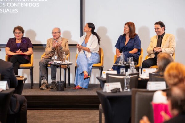 Vivir de la actuación no es fácil y con la IA en escena, se complica aún más 🤖🎭

Por eso las sociedades de gestión no solo defienden tus derechos ¡también te respaldan en lo personal!

🩺 Salud, 💰 pensiones, 📚 formación y mucho más! cutt.ly/krSV8YfM #ForoLatinArtis