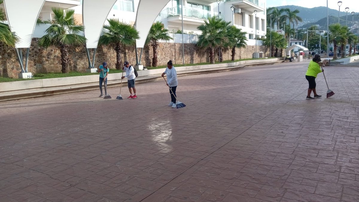 Evelyn Salgado Pineda (@evelynsalgadop) on Twitter photo A través de la <a href="/PromotoraPlayas/">Promotora de Playas Acapulco</a>, mantenemos los operativos de limpieza para que tanto locales como visitantes disfruten de playas limpias todos los días. 🏖️
Ayúdanos a mantenerlas así colocando la basura en su lugar y cuidando cada rincón de nuestro paraíso. 🤝🗑️🌴 A través de la <a href="/PromotoraPlayas/">Promotora de Playas Acapulco</a>, mantenemos los operativos de limpieza para que tanto locales como visitantes disfruten de playas limpias todos los días. 🏖️
Ayúdanos a mantenerlas así colocando la basura en su lugar y cuidando cada rincón de nuestro paraíso. 🤝🗑️🌴