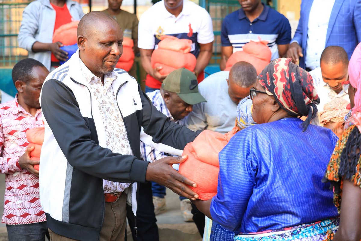 #Burundi 1200kg z'ibiharage, 2000kg z'umuceri n'imifuko 16 y'isukari niko gakemanyi buramatari wa <a href="/Bujaprov2025/">Province de Bujumbura</a> #Gnl_Mjr #Aloys_Ndayikengurukiye yasabikanirije abenegihugu bo muri komine #Mpanda kuri uno musi wogufatana munda. Yabasavye kubandanya babumbatira amahoro n'umutekano.