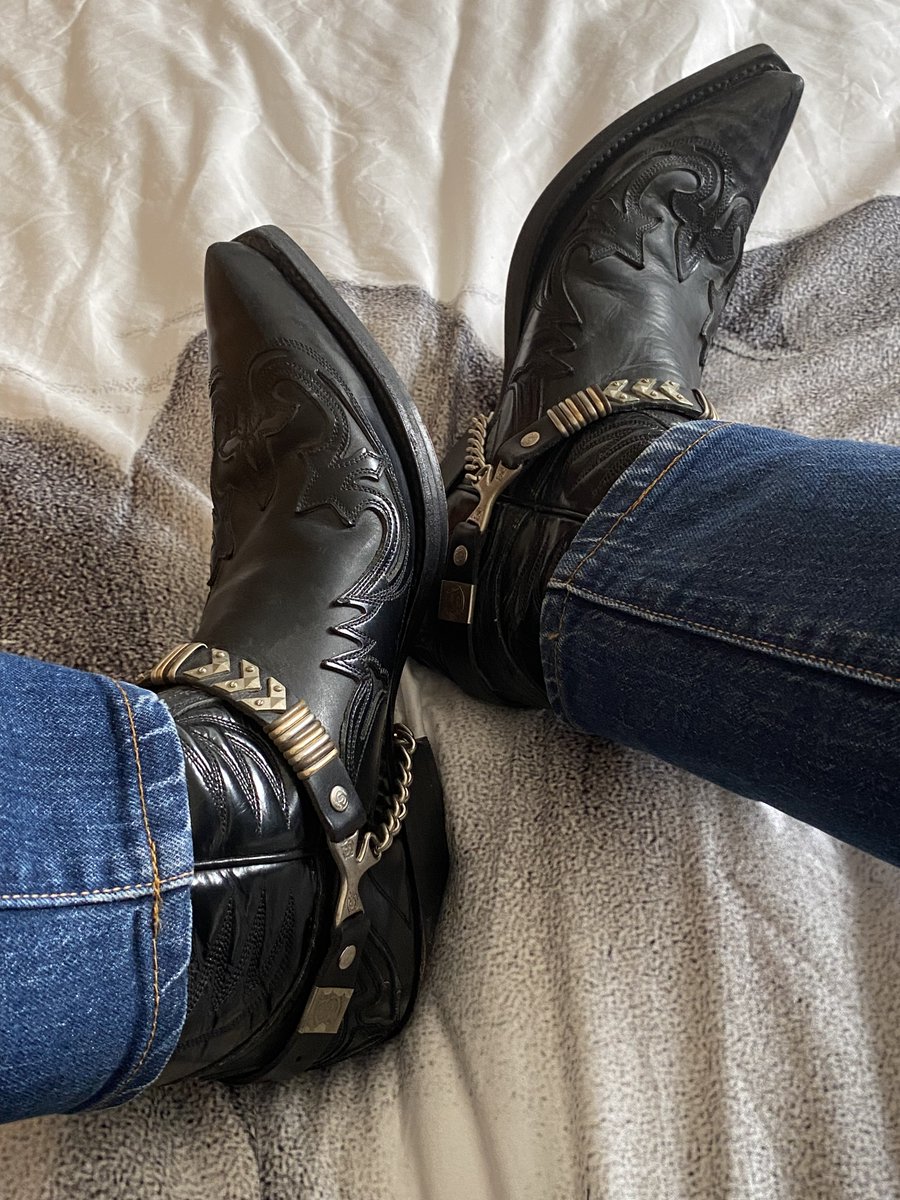 m_pkepa's tweet photo. #sendra #sendraboots #sendras #boots #botas #gear365 #leather #leatherboots
#boots365 #nofearingear #levis #levisjeans #harness #cowboy #cowboyboots #levis501 #leatherman #leathergay #sendraalicante #gayleatherman  #tomoffinland #levis501 #sendrastiefel #botassendra https://t.co/71aaNZS89C