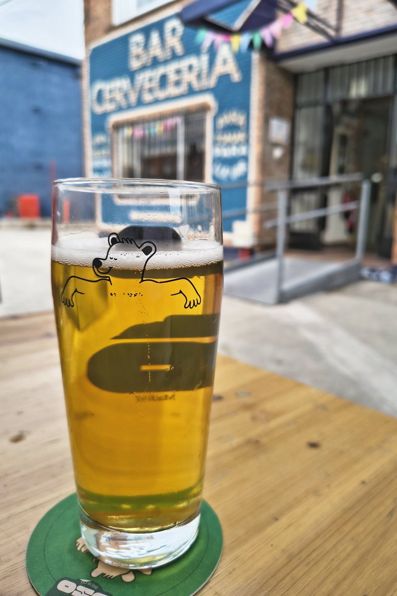 "Paloma" de Oso Brewing, una "Session West Coast IPA", buen aroma, amarguita al trago y con poco alcohol, que la verdad, con el calor se agradece. En breve serán las fiestas de La Paloma, me da que alguna de estas caerá... <a href="/osobrewco/">Oso Brew Co</a>