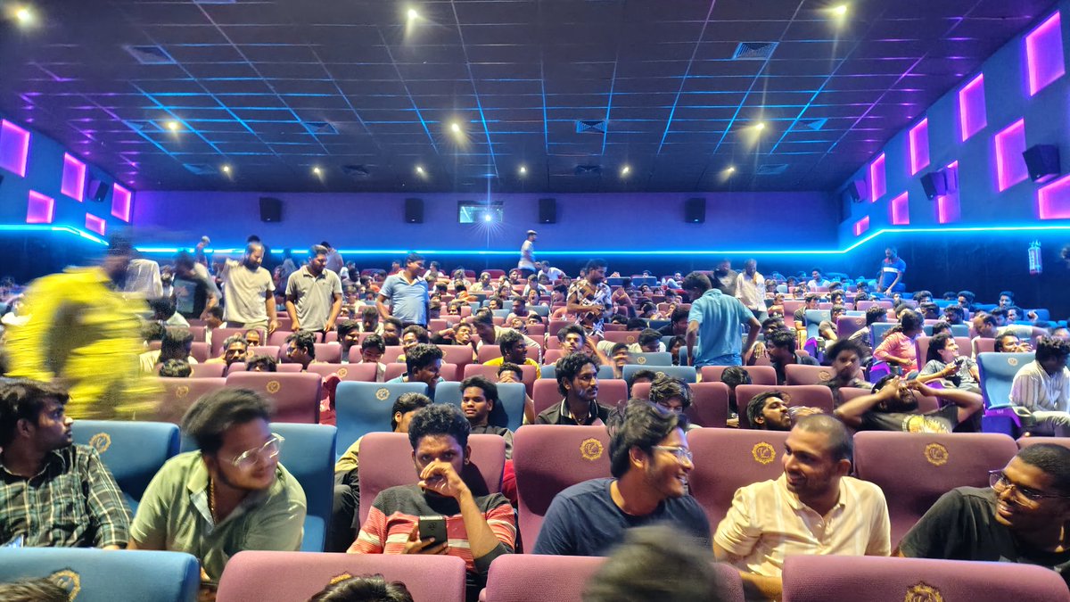 TarakTweets_'s tweet image. Day2 2nd show HF Anna @vamsi84 
@TheDeverakonda 💥💥🔥🥰

#BlockBusterKingDom
