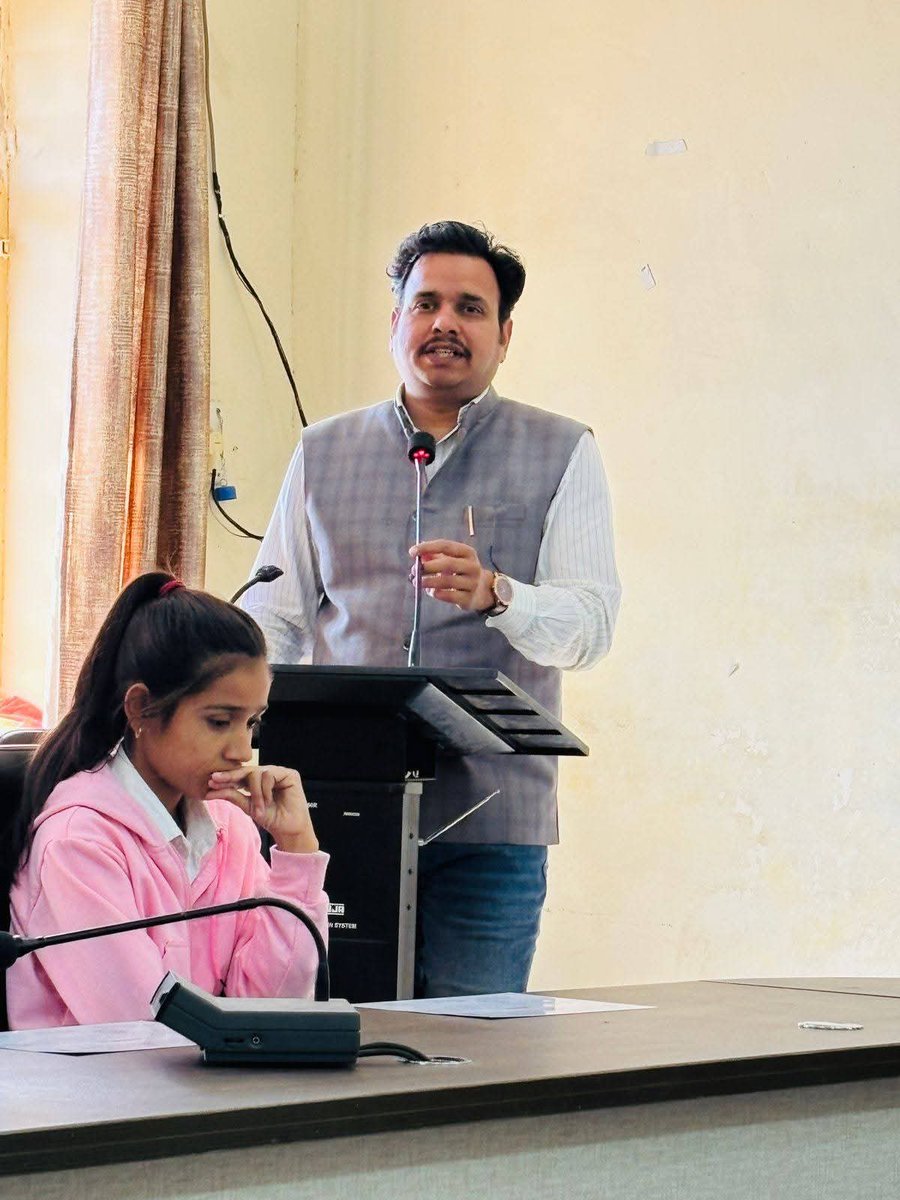 VPcharanRTS's tweet photo. पोकरण में मेरा कार्यकाल मात्र 10 महीने का रहा। काफी उतार चढ़ाव से भरा रहा। लेकिन यहां पर लोगों, जनता और चाहने वालों का भरपूर स्नेह और प्यार मिला, जिससे मैं अभिभूत हूं। 

पोकरण के पदस्थापन के दौरान काफी कार्य करने का सौभाग्य मिला, इन कामों को लेकर मन में संतोष का भाव है, कुछ का उल्लेख करना चाहूंगा - 

1.लाठी गांव की सुशीला देवी मेघवाल की जमीन का कब्जा छुड़ाया।
2.उजला गांव के भूरा राम मेघवाल की जमीन का कब्जा छुड़ाया।
3. लोहारकी गांव की 50 बीघा गौचर भूमि को मुक्त कराया।
4. नगर पालिका के अवैध पट्टों की जांच का कार्य किया।
5. जैमला गांव की नाडी के आगोर की भूमि को सोलर  कंपनी आवंटन से बचाया।
6. ओला बाहला गांव की आई माता ओरण भूमि को सोलर कंपनी को आवंटन से बचाया।
7. सूदखोरों के गिरोह के खिलाफ कार्यवाही की।
8. बिलिया में गोचर ओरण अतिक्रमण के खिलाफ कार्यवाही की।
9. रामदेवरा में अतिक्रमण के खिलाफ कार्यवाही की।
10. फर्जी रजिस्ट्री कराने वाले गिरोह के खिलाफ मुकदमा दर्ज कराया।

अपने कार्यकाल से पूर्णतः संतुष्ट हूं।
मेरे सस्पेंशन से भी काफी लोग दुखी हैं, उनकी भावना मैं समझ सकता हूं। लेकिन जीवन और नौकरी में बाधाएं आती ही हैं, उनका सामना करेंगे।और मां करणी के आशीर्वाद से सब पर विजय मिलेगी।

ईश्वर ने चाहा तो जरूर फिर पोकरण की धरती पर वापसी का मौका मिलेगा। इसी उम्मीद के साथ पोकरण से अलविदा।