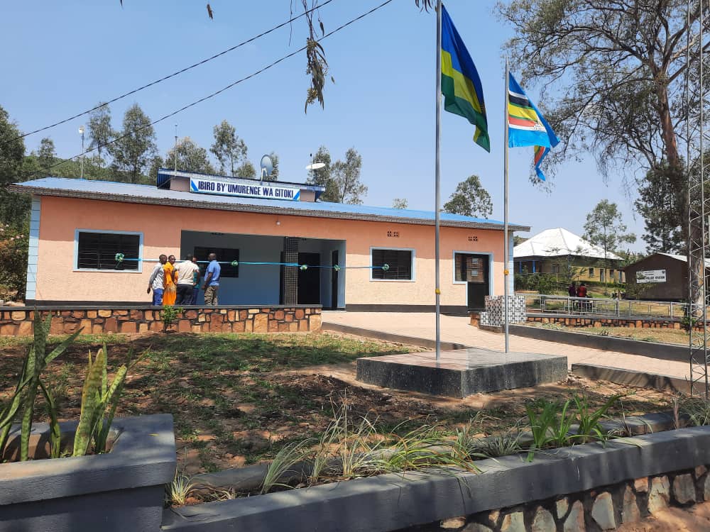 Radio Nyagatare 95.5 FM (@radionyagatare) on Twitter photo Mu kwizihiza Umunsi w'#Umuganura, mu Murenge wa Gitoki muri <a href="/GatsiboDistrict/">Gatsibo District</a> hatashywe inyubako ivuguruye y'Ibiro by'uyu Murenge. Kuvugurura iyi nyubako byatwaye Miliyoni umunani z'amafaranga y'u Rwanda, ikaba yaravuguruwe bigizwemo uruhare n'abaturage ndetse n'abafatanyabikorwa. Mu kwizihiza Umunsi w'#Umuganura, mu Murenge wa Gitoki muri <a href="/GatsiboDistrict/">Gatsibo District</a> hatashywe inyubako ivuguruye y'Ibiro by'uyu Murenge. Kuvugurura iyi nyubako byatwaye Miliyoni umunani z'amafaranga y'u Rwanda, ikaba yaravuguruwe bigizwemo uruhare n'abaturage ndetse n'abafatanyabikorwa.