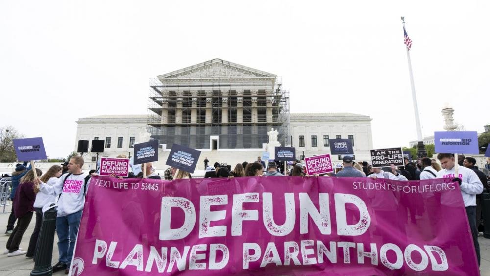 mundocristiano's tweet image. 🚫 En EE.UU., se cierran 2 docenas de centros de Planned Parenthood. La decisión reaviva el debate sobre el aborto, la salud reproductiva y los valores que definen a una nación.

🔗 lc.cx/9ZKqWI
#VidaPrimero #PlannedParenthood #EEUU