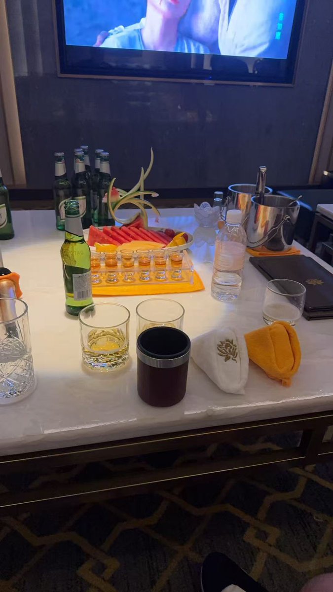 kbkbhunter5's tweet photo. 夜遊び中〜🍺🥃🎲　楽しすぎる😂 https://t.co/LTF28l57id