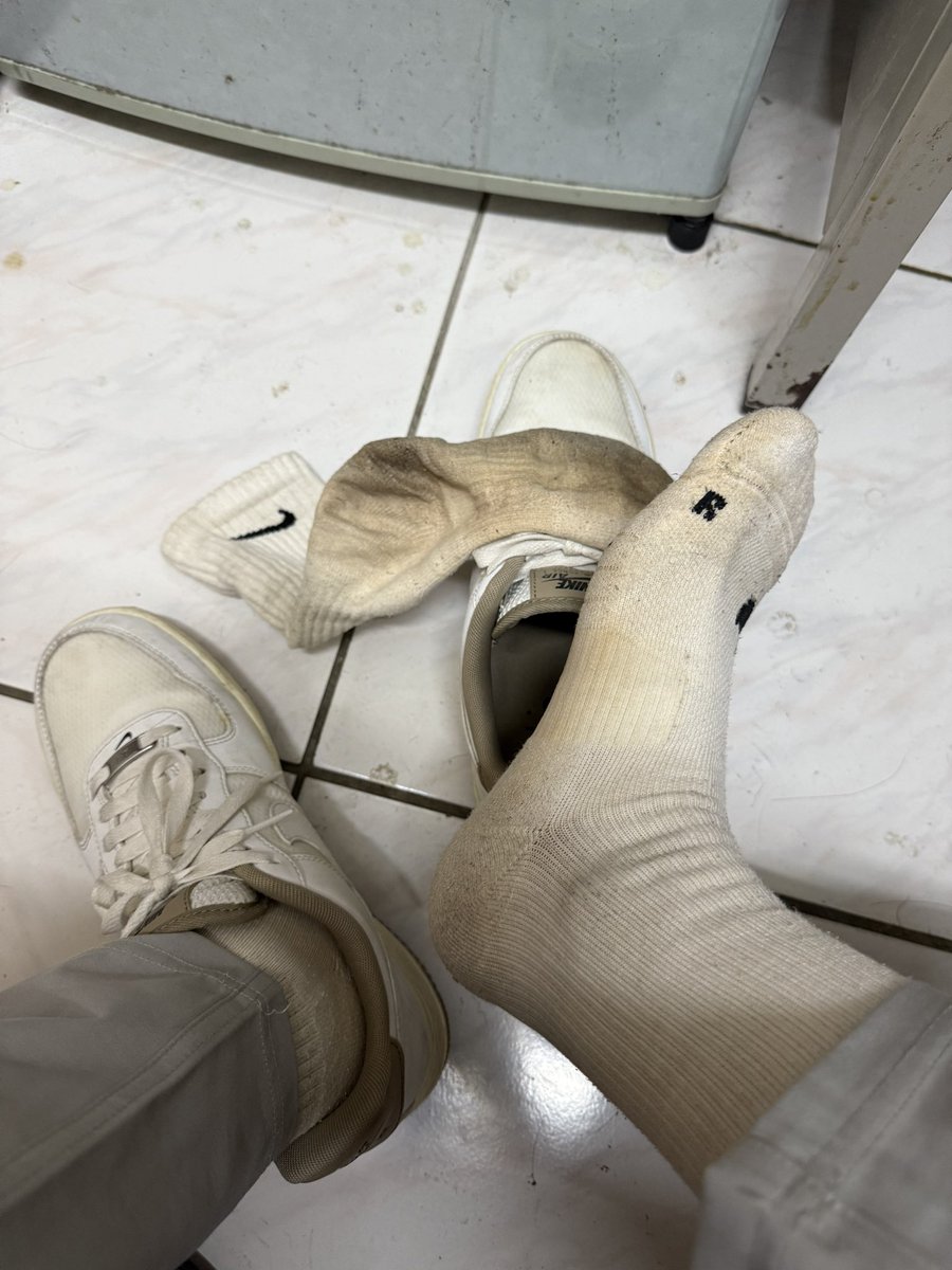 sweatywhitsocks's tweet photo. 75/268 days
還是有在記錄天數
75天的白襪真的超黑
濕濕的都是汗
#白襪 #臭襪 #鞋襪 #養襪 https://t.co/4Li1aX03Jn