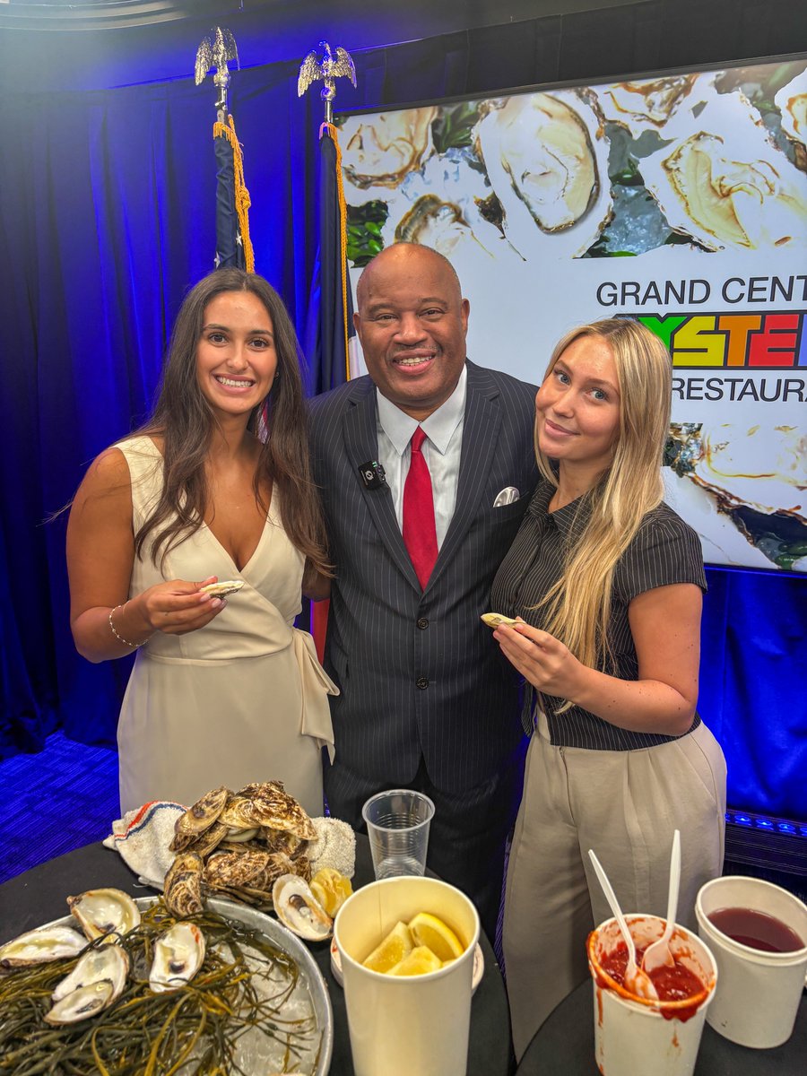 National Oyster Day 🦪 is this Tuesday, Aug 5th! Big thanks to my friends at Grand Central Oyster Bar for sending over the BEST oysters in the world.

📍 89 E 42nd St, NYC

In the photo: WABC’s Gianna &amp; Kenzie 🙌
#NationalOysterDay #NYCFood #77WABC #GrandCentralOysterBar