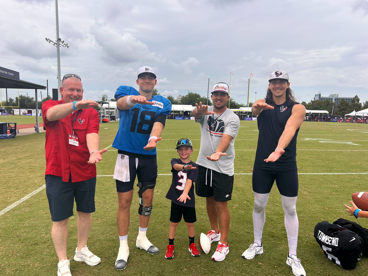Felt like a kid this morning, I got the chance to talk with two Florida Gators this morning at Texans training camp 🐊🔥 Great players, even better guys. Unforgettable experience. 
#GoGators 
#TexansCamp 
#GatorNation