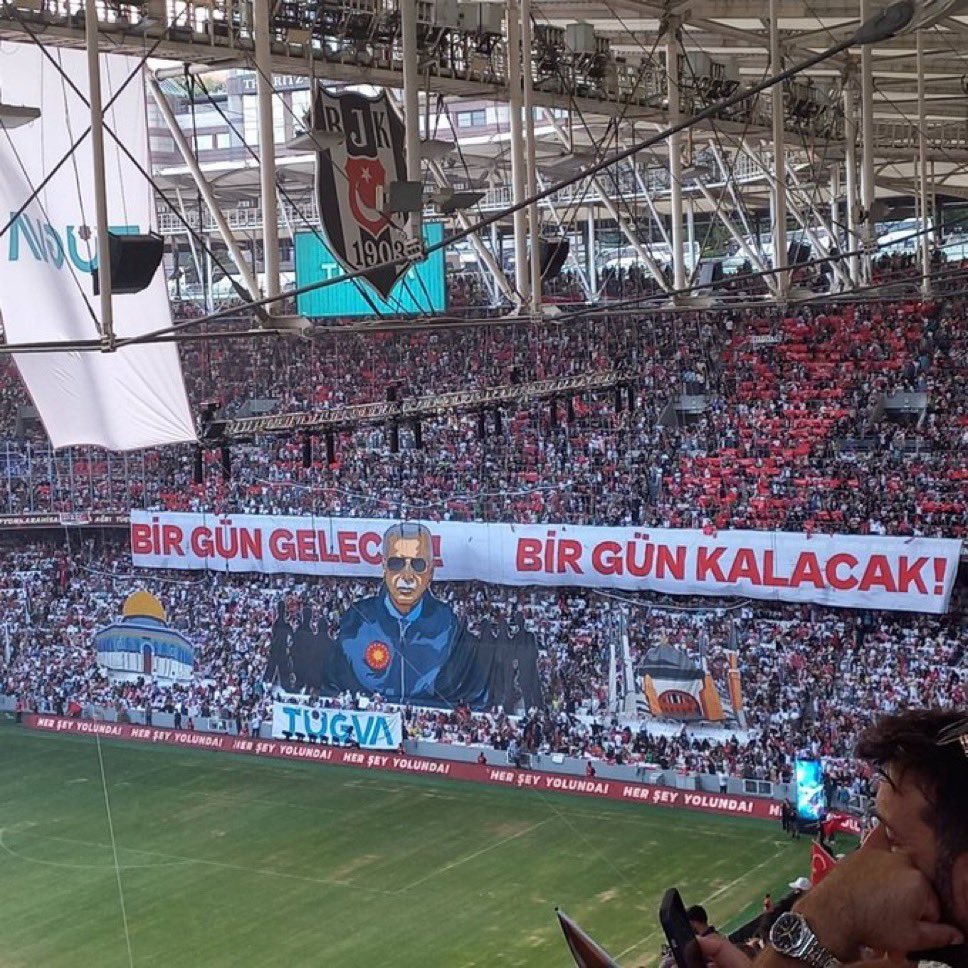 🎙️ “Bir gün gelecek, bir gün kalacak…”
Ve biz bugün o geleceğin ayak seslerini TÜGVA Yaz Okulu Final Programı’nda hep birlikte duyduk.

Cumhurbaşkanımız Sayın Recep Tayyip Erdoğan, TÜGVA kamplarında eğitim almış, şuurlu, inançlı ve kararlı binlerce gençle bir araya geldi.