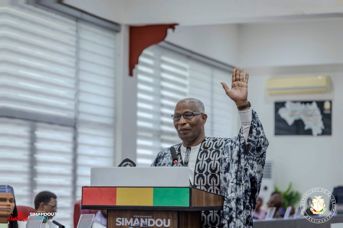 🟢 𝐂𝐎𝐍𝐒𝐄𝐈𝐋 𝐎𝐑𝐃𝐈𝐍𝐀𝐈𝐑𝐄 𝐃𝐄𝐒 𝐌𝐈𝐍𝐈𝐒𝐓𝐑𝐄𝐒 🇬🇳

▫️Prestation de serment des membres du gouvernement devant le Chef de l’État.

#PresidenceGN #ConseilDesMinistres #BrandingGN #Simandou2040