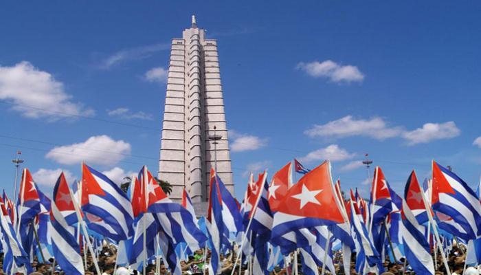 . #Fidel|“Yo tengo una confianza absoluta en el pueblo, y sé que a un pueblo, aunque sea pequeño, si es un pueblo digno, si es un pueblo unido, si es un pueblo inteligente, no hay quien lo venza, no hay quien se le imponga”.

#CubaEstáFirme

#CubaVencerá