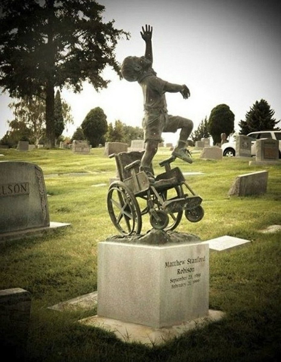 En l’an 2000, dans l’Utah, Ernest a conçu cette pierre tombale en mémoire de son fils, Matthew Stanford Robison, en le représentant “libre de ses fardeaux terrestres”.

Matthew est décédé dans son sommeil à l’âge de 10 ans, après avoir passé la majeure partie de sa vie aveugle,