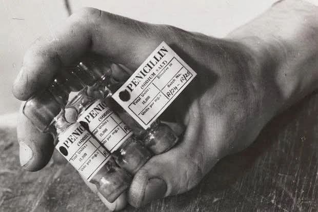 #1Ago Se registra la llegada de la #Penicilina a Venezuela en 1942. La llegada de este antibiótico a nuestro territorio significó un cambio radical en el siglo XX, puesto que supuso la cura de enfermedades “incurables”, tales como las infecciones respiratorias