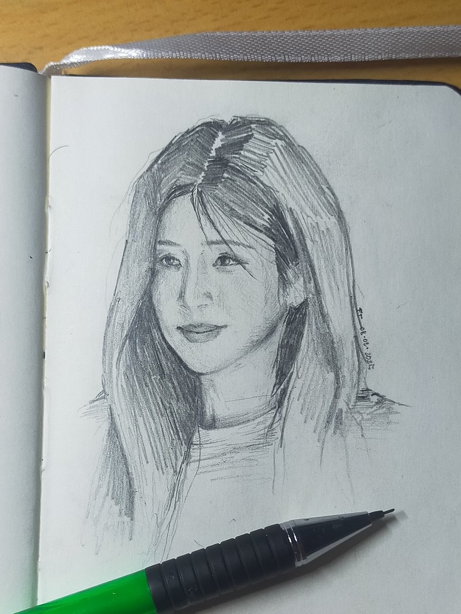 BaNaNaaTwo2's tweet photo. Sleep ❌
Draw ✔️

Damn im rusty lol. BTW quick midnight (or early morning idk) sketch of Chorong https://t.co/xbdLIoC65d