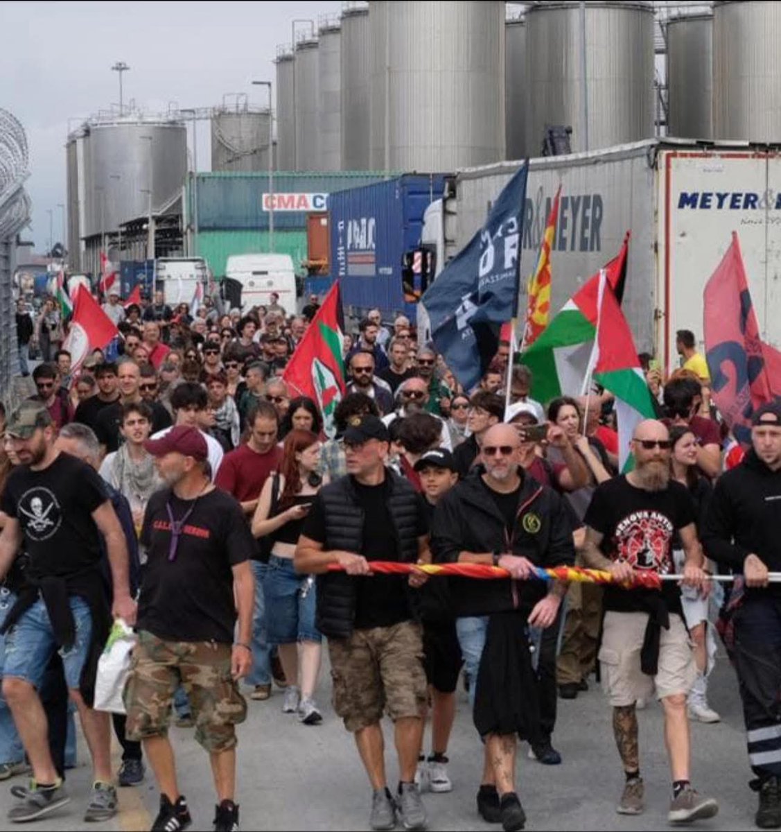 A #Genova, il #CALP (collettivo autonomo lavoratori portuali) blocca le armi per Israele. La compagnia ha rinunciato al carico. 

Grazie! ❤️⚓️⚒️🇵🇸