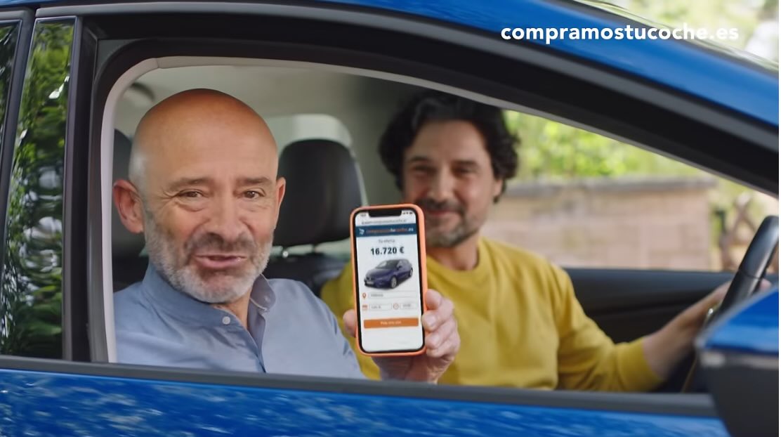 Normal??? Todos los días!!! Y unas cuantas veces cada día!!! Es ponerme un vídeo de YouTube y aparecer Antonio Lobato ofreciéndome comprarme el coche!! No sé ni cuál es el que me quiere comprar… Pero me tiene hartito!!!