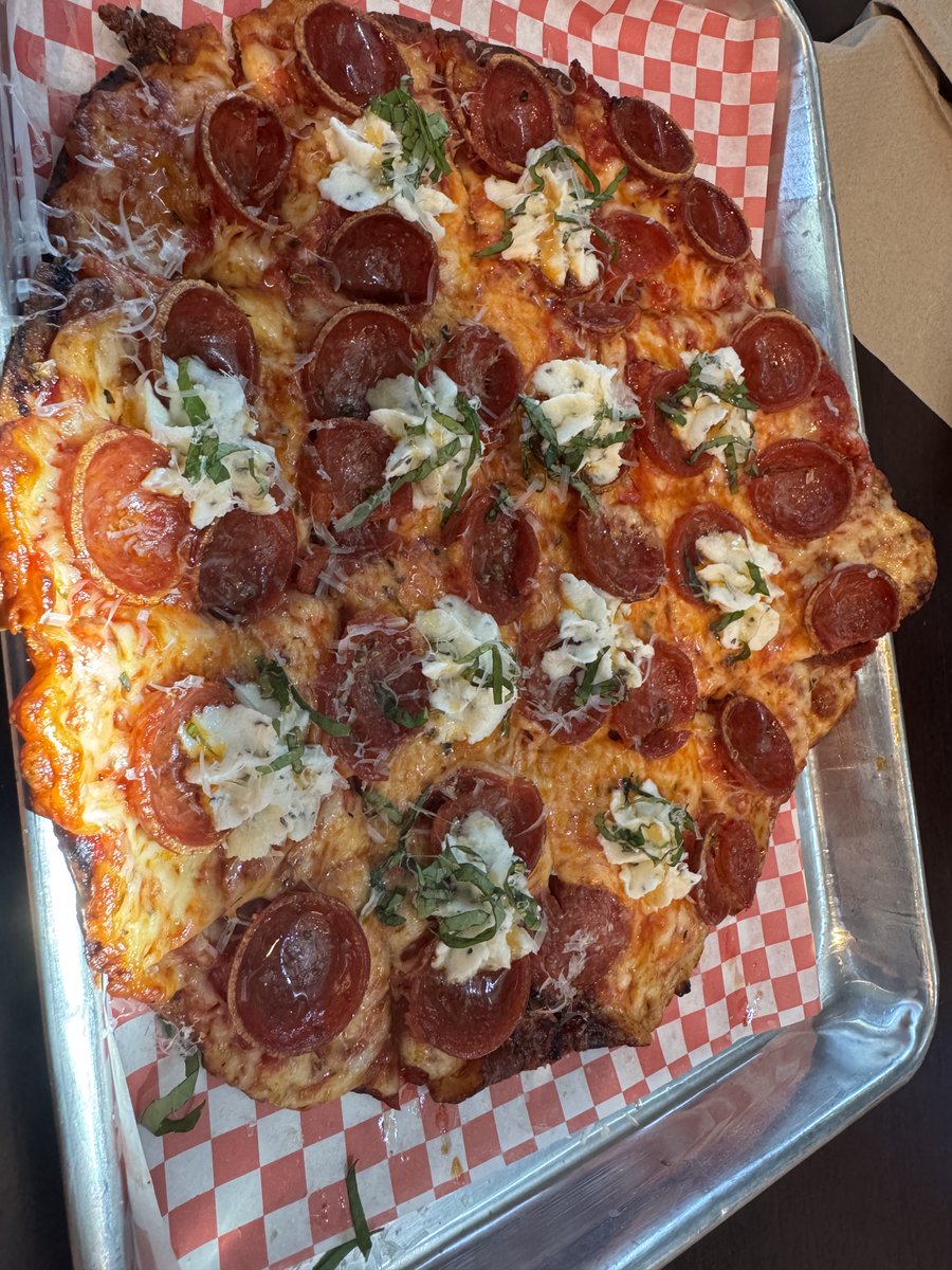 DiscoveringRoswellJunction #PizzaLovers
My anticipation for Roswell Junction was high, but unfortunately, it was overshadowed by the overpriced mediocrity among the vendors. However, to my delight, Bertolozi Pizzeria emerged as a beacon of culinary excellence. They proudly call