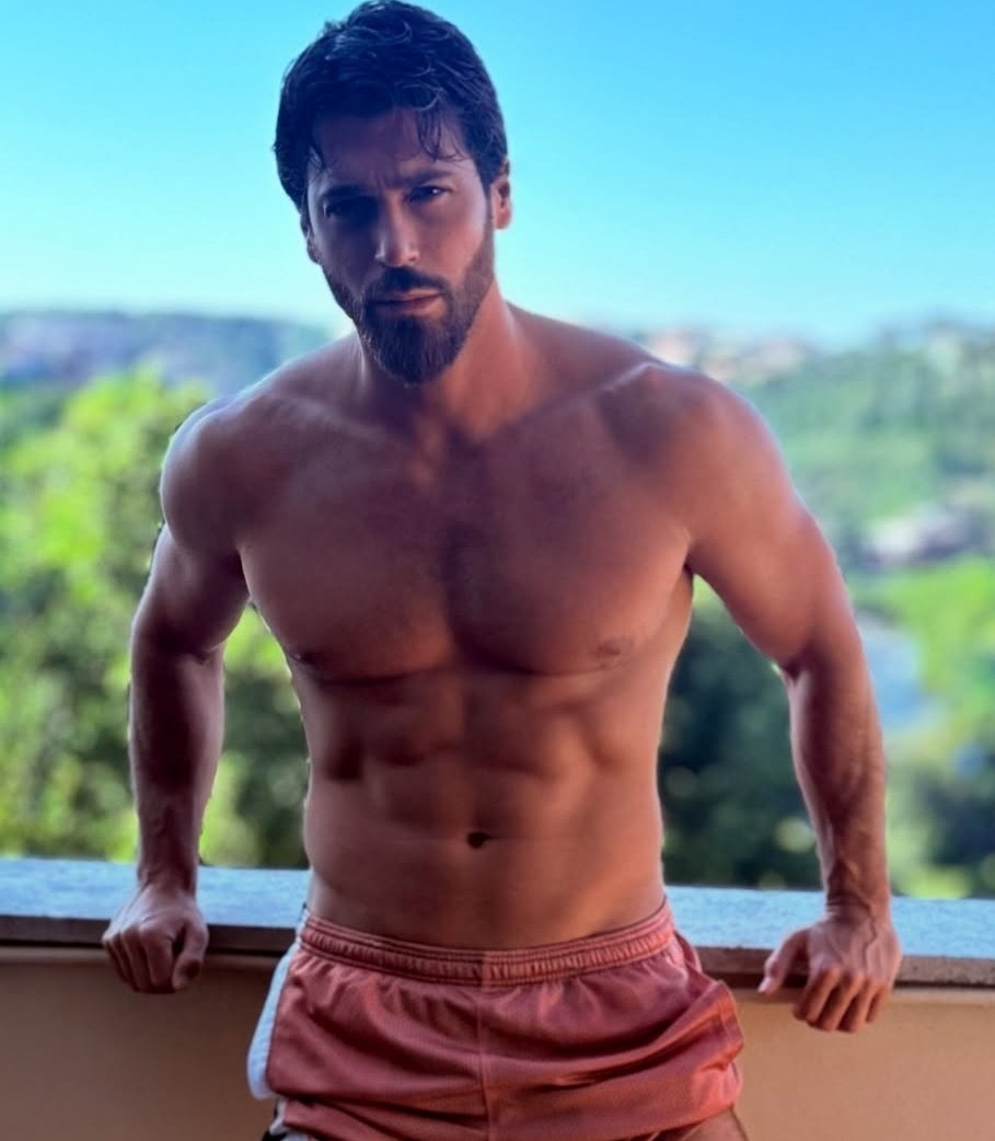 Eccolo qui quello brutto e vecchio...
quanti ne vorreste di brutti e vecchi così?!

Che persone disgustose esistono in questo mondo,che si permettono il lusso di denigrare e sindacare la vita di altri con tutta l'arroganza di chi vuole imporre la propria volontà! 
#CanYaman