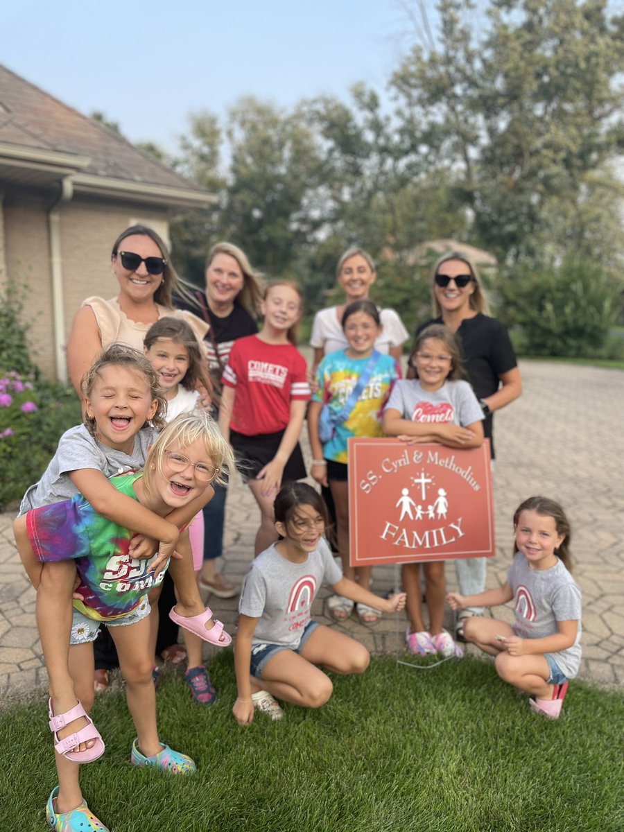 SSCMSchool's tweet photo. Today, the SSCM “Welcome Wagon” celebrated our over 20 new students and families with a fresh lawn sign and goody bag.  Welcome to the family, Comets!!

Thank you to our PSO and students for today’s special moments!

#sscm #GoComets #blueribbonschool #readyready https://t.co/FGy2qQpEdt
