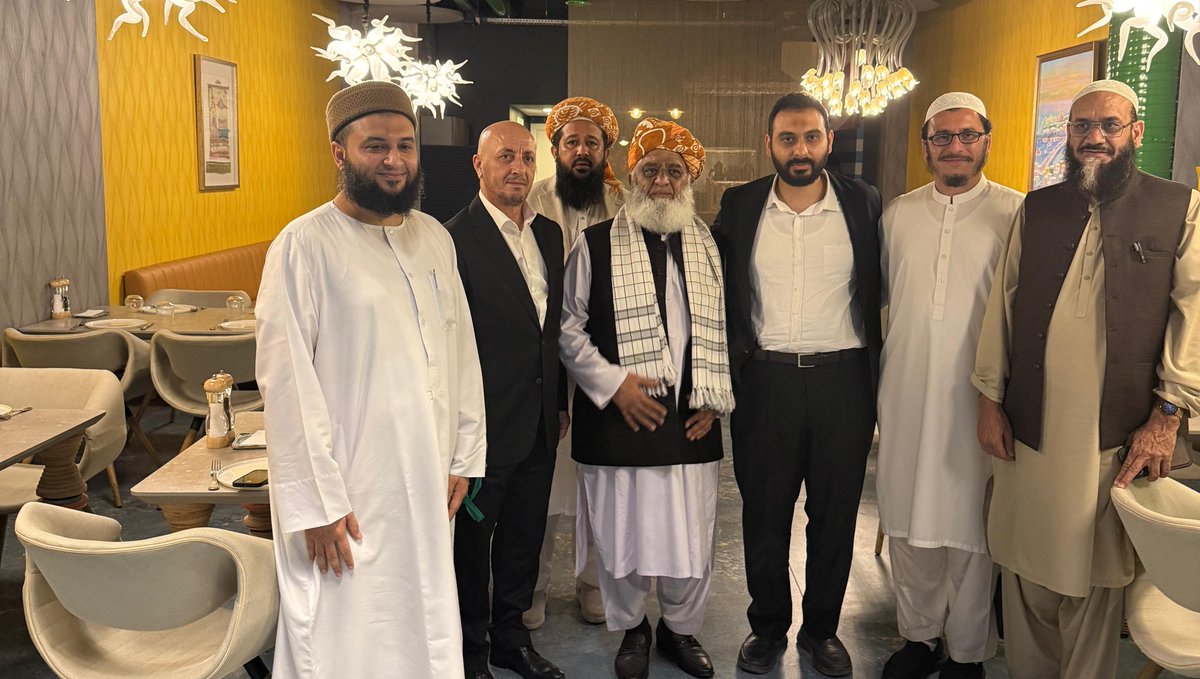 جمعیت علماء اسلام پاکستان کے قائد حضرت مولانافضل الرحمن دامت برکاتہم کی اپنے وفد کے ھمراہ ترکی استنبول مین اسلامی دنیا سمیت 135 ممالک کی منظم رفاہی تحریک IHH کے ذمہ داران کی دعوت پر انکے جانب سے دیے گئے عشائیہ میں مین شرکت کی جہان جناب   Samil Yıldırım ، جناب İHH İnsani Yardım