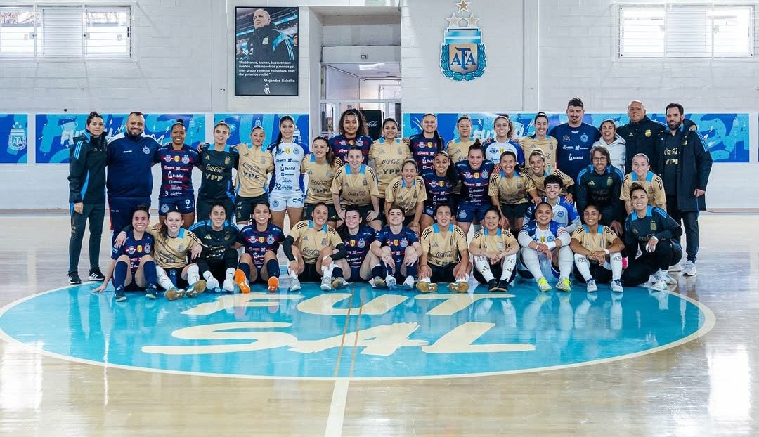 LA SELECCIÓN FEMENINA DE FUTSAL AFILA LAS GARRAS PARA EL MUNDIAL DE FILIPINAS

Con la vista puesta en el Mundial de Filipinas 2025, la Selección Argentina de futsal femenino continúa su preparación, e igualó 1 a 1 en un amistoso frente a Celemaster, equipo de Uruguaiana (Brasil),