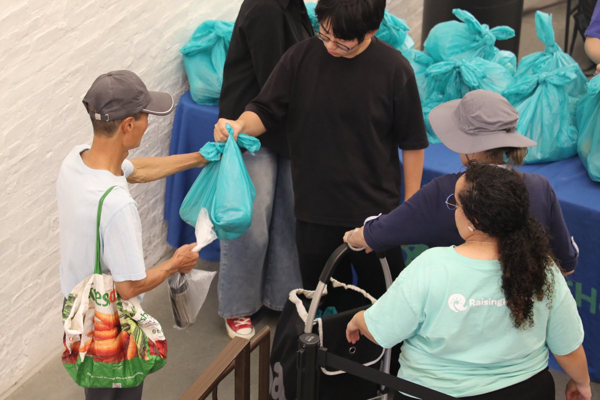 raisinghealth_'s tweet photo. 🌿 Last month, RaisingHealth distributed culturally relevant fresh produce and pantry staples to 150 immigrant families at MADE Bush Terminal in Sunset Park. 🍎🥬 https://t.co/Ipm3Ei3AwL