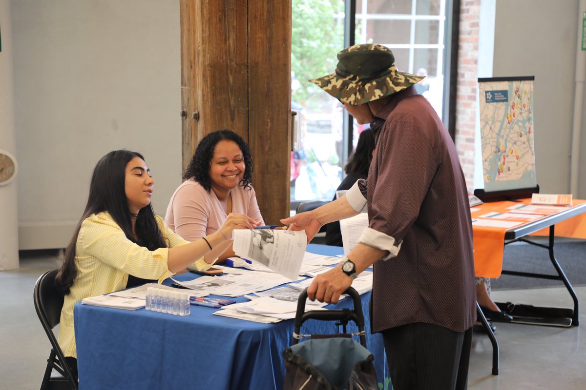 raisinghealth_'s tweet photo. 🌿 Last month, RaisingHealth distributed culturally relevant fresh produce and pantry staples to 150 immigrant families at MADE Bush Terminal in Sunset Park. 🍎🥬 https://t.co/Ipm3Ei3AwL