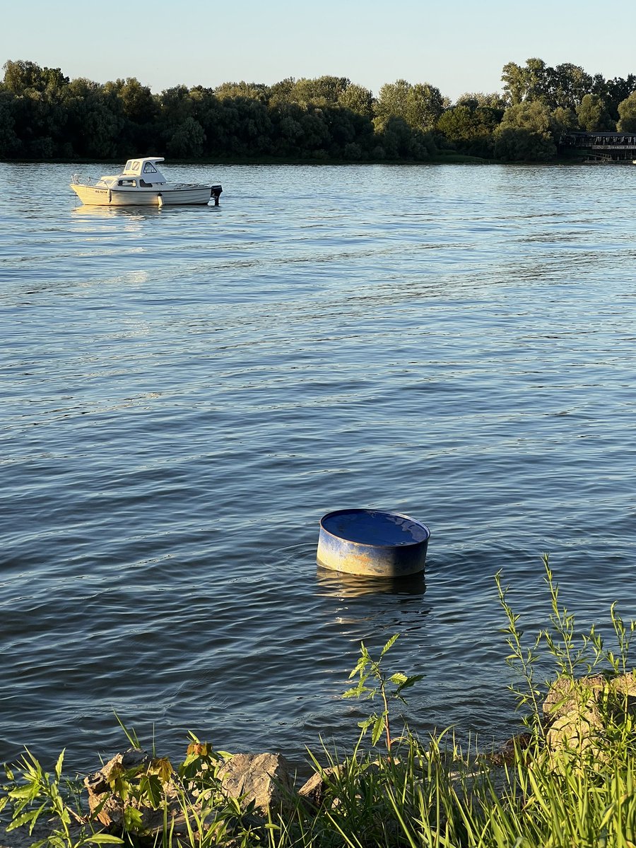 zen kao metalno bure koja pluta dunavom u zalazak sunca