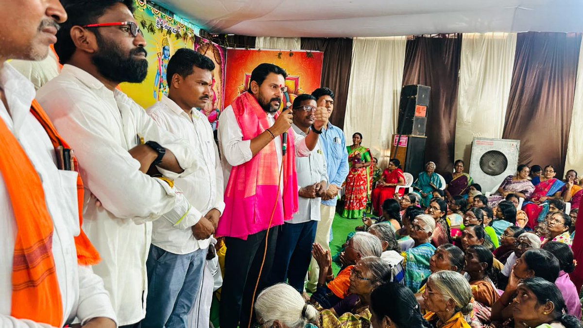 sriramjadav's tweet photo. *���జ్ఞనాన్ని తొలగించే అఖండజ్యోతి శబరమ్మ : బలరాం జాదవ్*
తలమడుగు మండలం కజ్జర్ల గ్రామంలో సద్గురు శ్రీ శబరిమాత అఖండజ్యోతి   కార్యక్రమంలో తెలంగాణ రాష్ట్ర అధ్యాపకుల సంఘం ప్రధానకార్యదర్శ బలరాం జాదవ్ పాల్గొన్నారు https://t.co/GBvypVqDf5