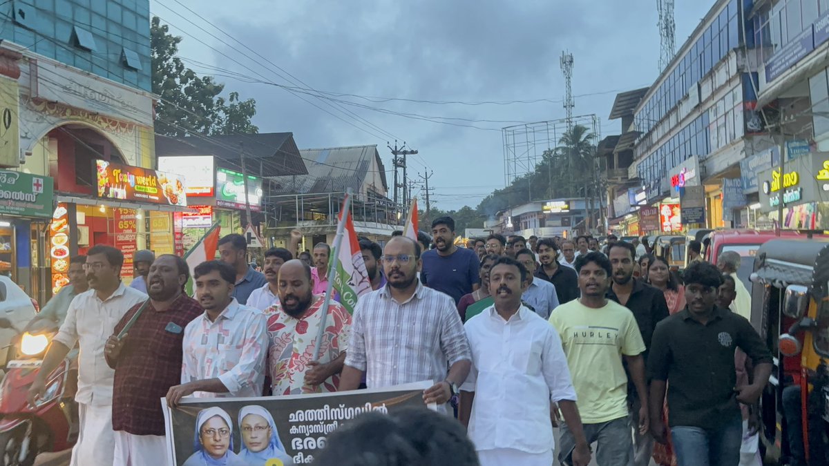 Blesskchacko's tweet photo. ഛത്തീസ്ഗഡിലെ കന്യാസ്ത്രീകൾക്കെതിരെ ബി.ജെ.പി നേതൃത്വവും ഭരണകൂടവും നടത്തുന്ന ഭീകരതക്കെതിരെ യൂത്ത് കോൺഗ്രസിന്റെ നേതൃത്വത്തിൽ ഓടനാവട്ടത്ത്‌ പ്രതിഷേധ പ്രകടനവും സമര സംഗമവും സംഘടിപ്പിച്ചു.

#youthcongressveliyam
#youthcongresskottarakkara
#BlessKChacko https://t.co/jt14fAjHv4