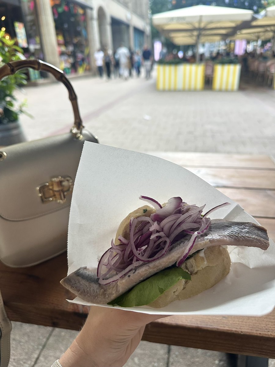 Back in cold and rainy Germany ☔️
By the way, this is what traditional german fast food looks like in Hamburg 🐟