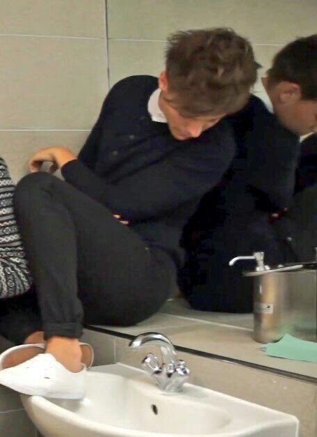 this louis calling those girls to tell them not to come to their hotel oh i’m sure