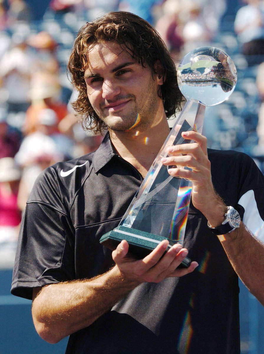 Roger Federer poses with the Tennis Masters Canada trophy after defeating Andy Roddick 7-5, 6-3 in the final on the Stadium Court at the Rexall Center. Toronto🍁
August 1, 2004 🔆
