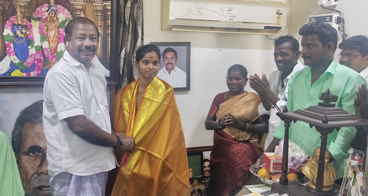 KumaraguruMla's tweet photo. நீட் தேர்வில்  7.5 இட ஒதுக்கீட்டின் மூலம் மருத்துவ படிப்பிற்கு
அரியலூர் மருத்துவ கல்லூரியில் பயல தேர்வாகியுள்ள 
உளுந்தூர்பேட்டை சட்டமன்ற தொகுதி, ஏ.குமாரமங்கலம் - மாணவி அட்சயா என்பவரை வாழ்த்திய போது... https://t.co/jx2y4k2PdQ