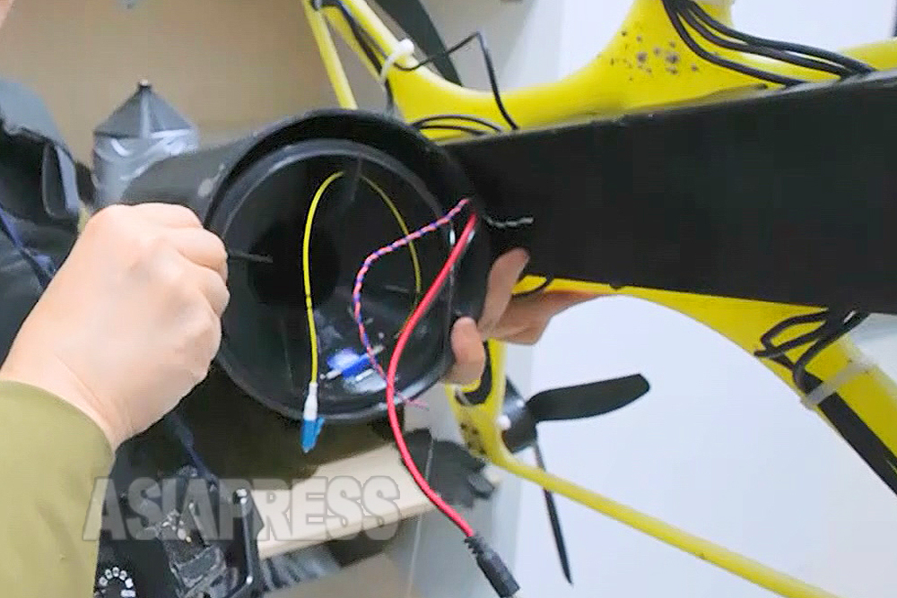 API_Ukraine's tweet image. ロシア軍の光ファイバーケーブル有線式ドローン。「ノブゴロドのヴァンダル公」ＫＶＮと思われます。樹脂積層板状の黄フレーム。黒い本体は３Dプリンタ製。黒タンクに15km以上飛べる光ケーブル。青い洗濯ばさみは謎パーツ。ウクライナ軍が鹵獲したロシア軍機体を解析してました。近々記事にまとめます