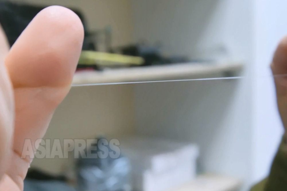 API_Ukraine's tweet image. ロシア軍の光ファイバーケーブル有線式ドローン。「ノブゴロドのヴァンダル公」ＫＶＮと思われます。樹脂積層板状の黄フレーム。黒い本体は３Dプリンタ製。黒タンクに15km以上飛べる光ケーブル。青い洗濯ばさみは謎パーツ。ウクライナ軍が鹵獲したロシア軍機体を解析してました。近々記事にまとめます