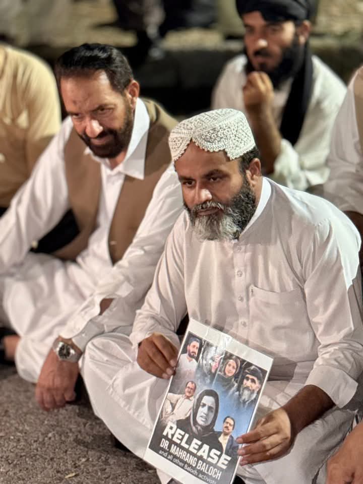 فتنہ مہرنگ لانگو اور اس مولوی میں کوئ فرق نہیں فتنہ مسنگ پرسن دھرنے میں مہرنگ لانگو ریلیز پوسٹر اٹھا کے بیٹھا ہے شاید جماعت اسلامی پاکستان کو اسی میں  مقبولیت نظر آتی ۔۔۔