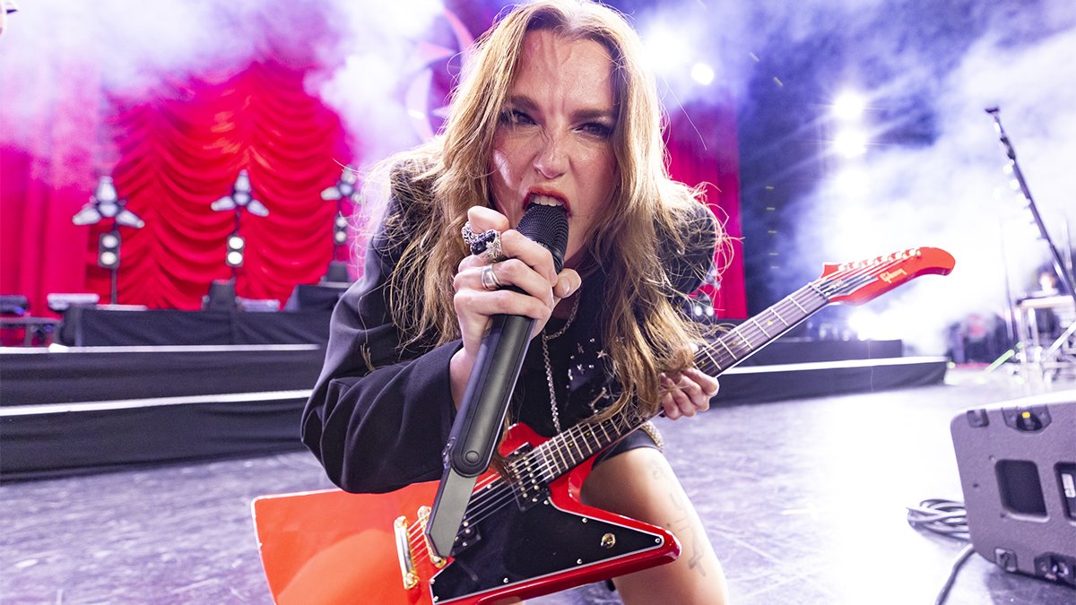 🎸Halestorm Rocks Ozzy Osbourne Tribute with Epic “Perry Mason” Cover | L... youtu.be/PUo-e2GUU08?si…