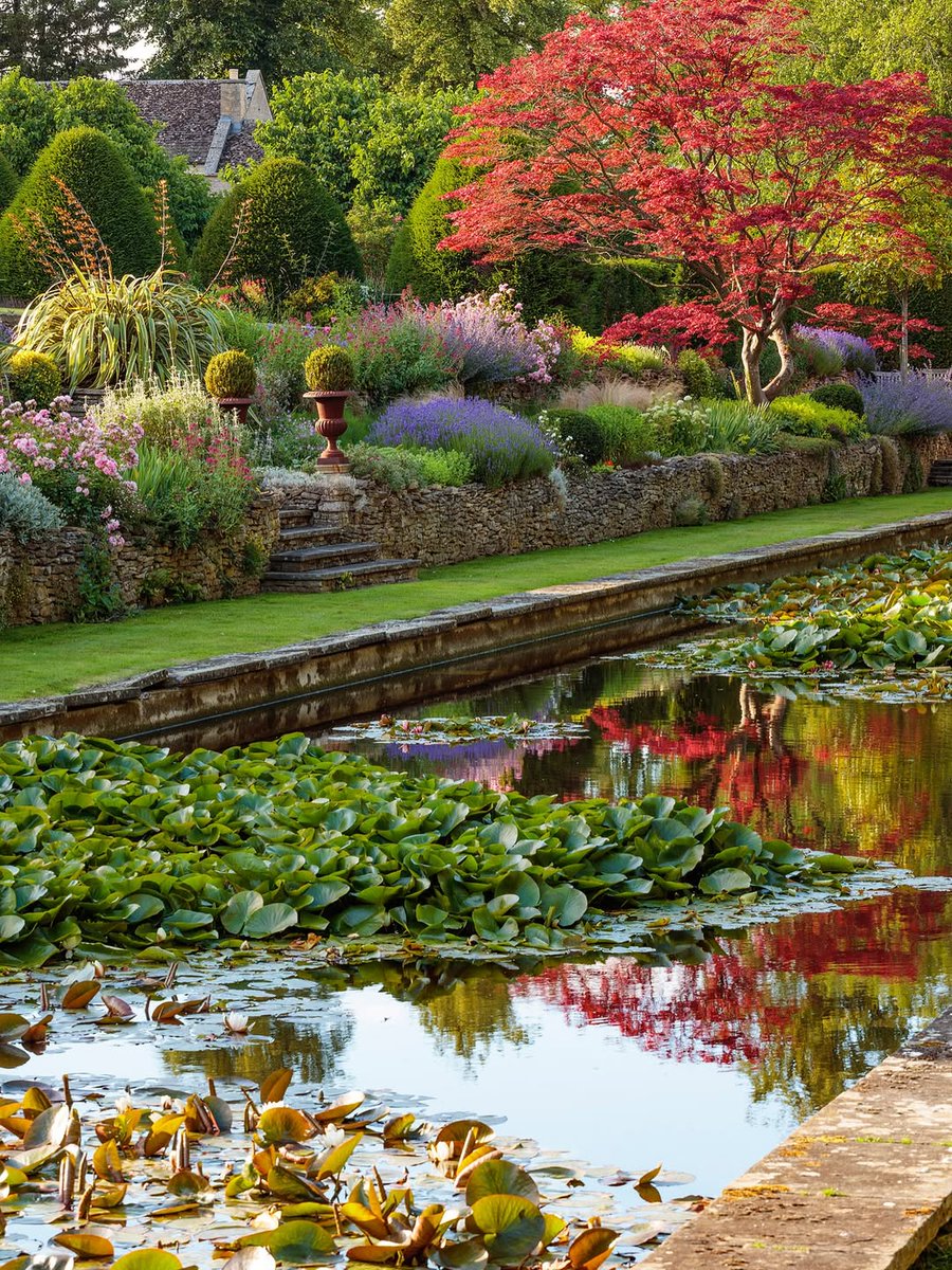 Gardendelight's tweet photo. Diferent view of The Summerhouse in the Cotswolds, designed by former owner and Florist.
..
..
Credits: @clivenichols 
📽No Copyright Intended, DM for Credit\/Removal

#gardenlover #photosofengland #gardenview #purpleflower #gardenflowers #countrygarden #gardenroses https://t.co/AY6MuEyewk