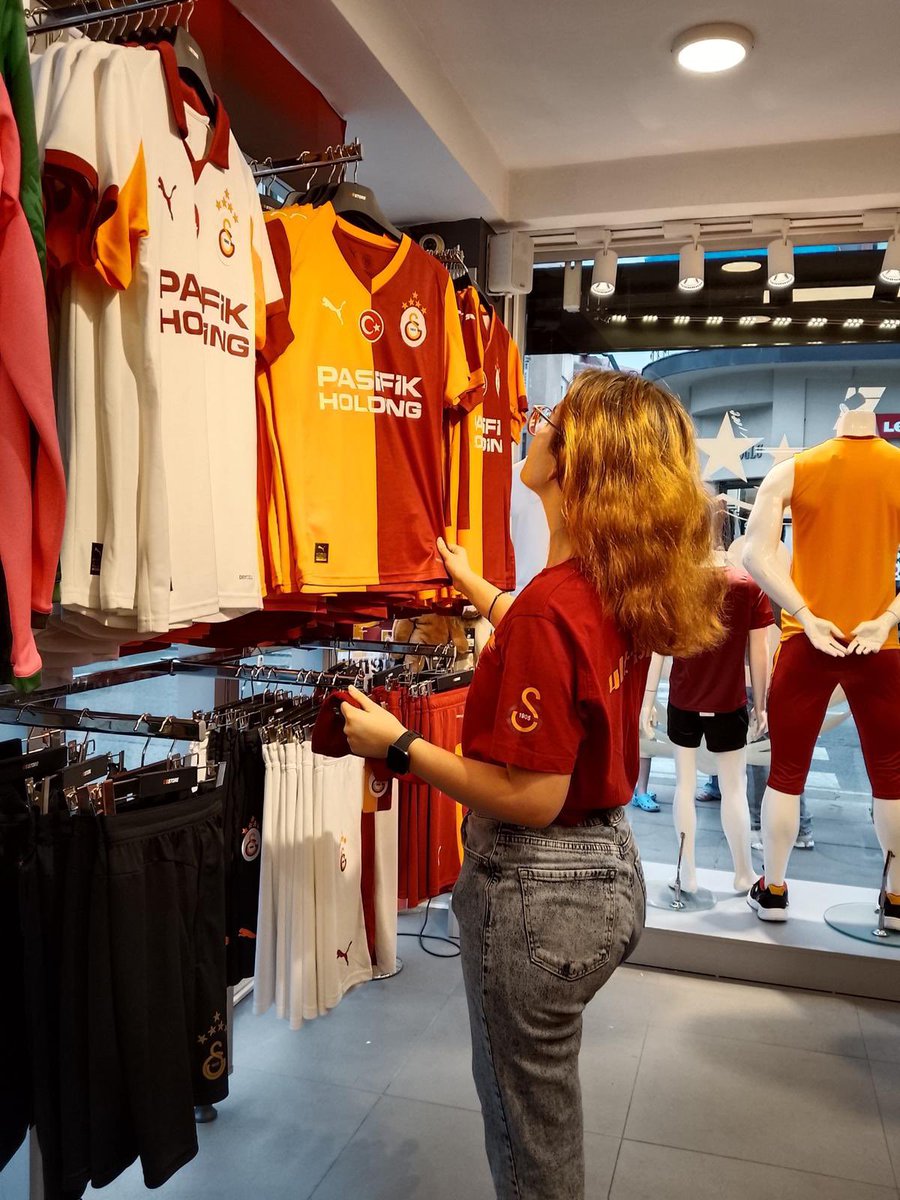 Taşın altına elimizi koyuyor, birlik ve aidiyetle #SoloİlGala çalışmamız için harekete geçiyoruz!

Biz de 7 adet şampiyonluk tişörtü alarak bu güzel çalışmaya katkı sağlıyoruz.
Söz şimdi sende @uaunialparslan sen de var mısın?

#ultrAslanUNI