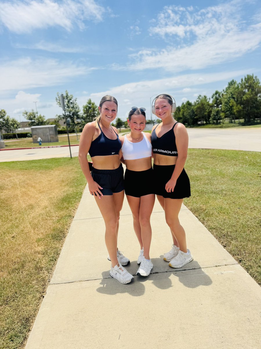 Sunny skies and sweaty miles! 😍