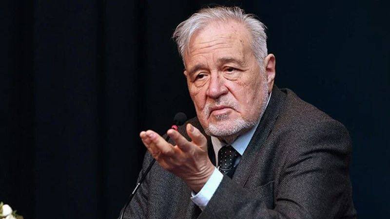 Fransızların D’Alembert’i gibi bizim de D’İlber’imiz var. Her konuda bilgi sahibi. Esasen bilgiye de ihtiyacı yok. Kelimeler ağzından balon gibi çıkıp çıkıp uçuyor ve bu balonların gerçek kütlesini ölçmeye de hiçbir vakit imkân yoktur.