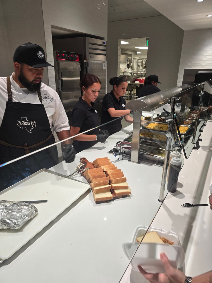 125 plates of brisket, sausage &amp; sides = 125 reasons to smile. 💙🔥 Huge thanks to Carlos Gonzalez &amp; Texas Cut Foundation for feeding Covenant House Texas youth with flavor and care. #RelentlessSupport #TexasCutFoundation #FoodForGood
