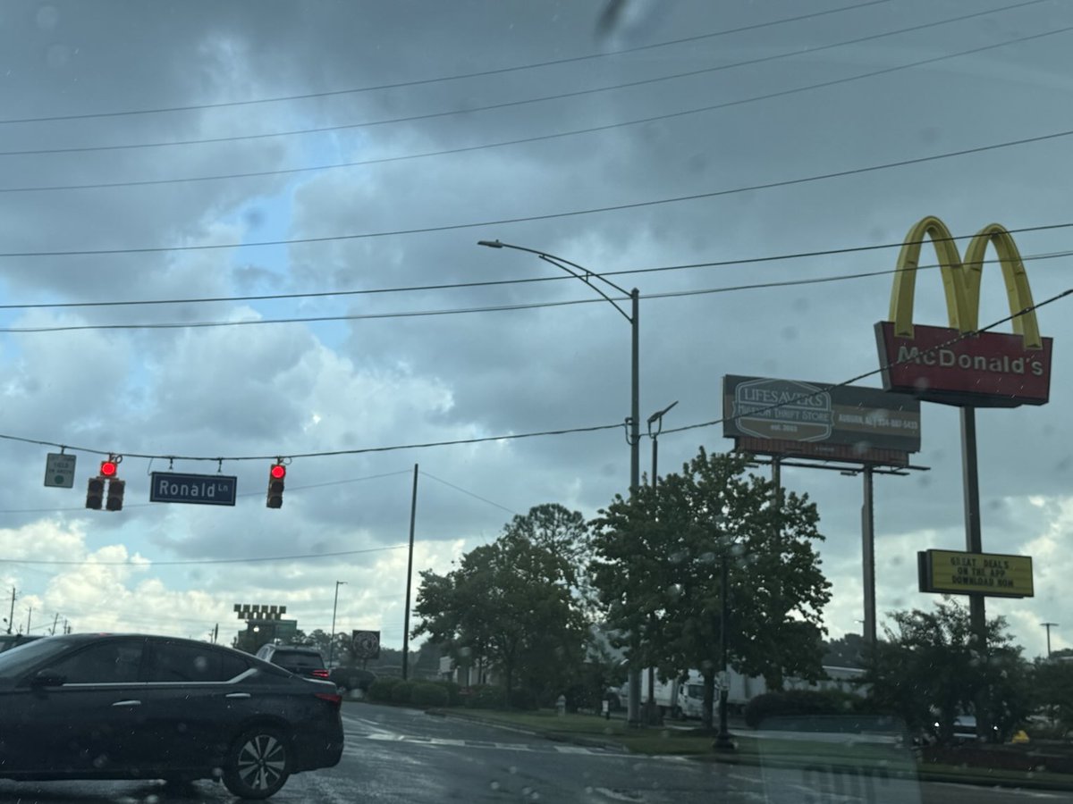 davepotts2's tweet image. I’ve been living here for like 25 years…somehow just today noticed this little side street is called Ronald Lane. There’s no way that’s named for this, right? Oh but it has to be, right? I need to know. Ronald? Maybe.