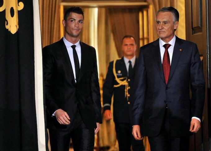 كريستيانو رونالدو عندما علم انشغال المعسكرات
في البرتغال اتصل على رئيس الاتحاد البرتغالي قال
ابي معسكر لنادي النصر رد عليه معسكر المنتخب 
 تحت امرك حي عينك اقسم بالله انك أسطورة ⚽️