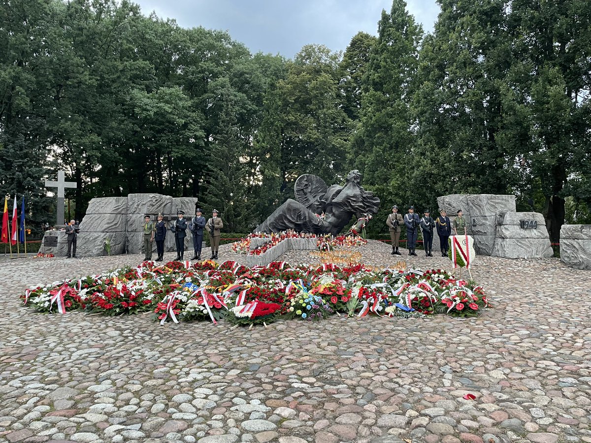 mojaiskya's tweet photo. On 1 August, 1944, at 17.00, the people of Warsaw rose up against the Nazi occupiers.

81 years later, at the Warsaw Insurgents Cemetery, we honoured their memory, their courage, their fight. 🇫🇷 remembers.

#PowstanieWarszawskie #WarsawUprising1944 #WarszawaPamięta https://t.co/KuPhu4wAXA