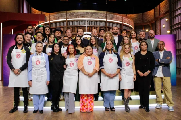 EvidenciaLa's tweet photo. 🔥 Dani Valle se corona en #MasterChefMéxico, pero Ofelia Medina se roba el corazón del público. 
Cocina, cultura y memoria en una final inolvidable.  @Nakachi_Mx   📲 Lee la nota de Lala R.
 https://t.co/62nsWc5tjY  

#LaEvidenciaNews #CocinaConIdentidad #DaniValle #OfeliaMedina @Azteca