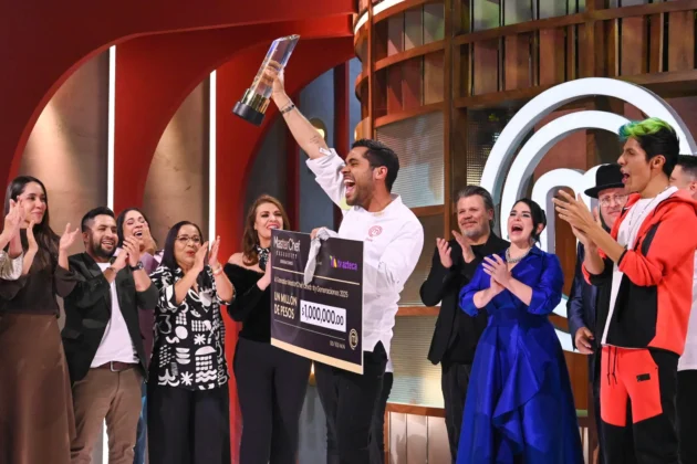 EvidenciaLa's tweet photo. 🔥 Dani Valle se corona en #MasterChefMéxico, pero Ofelia Medina se roba el corazón del público. 
Cocina, cultura y memoria en una final inolvidable.  @Nakachi_Mx   📲 Lee la nota de Lala R.
 https://t.co/62nsWc5tjY  

#LaEvidenciaNews #CocinaConIdentidad #DaniValle #OfeliaMedina @Azteca